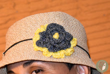 Заредете изображение във визуализатора на галерията – Шнола-Брошка Плетени Цветя #2
