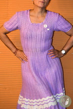 Заредете изображение във визуализатора на галерията – Рокля Плетена на Една Кука Лилаво-бяла
