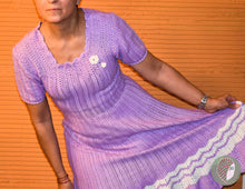 Заредете изображение във визуализатора на галерията – Рокля Плетена на Една Кука Лилаво-бяла
