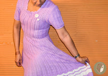 Заредете изображение във визуализатора на галерията – Рокля Плетена на Една Кука Лилаво-бяла

