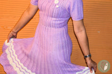 Заредете изображение във визуализатора на галерията – Рокля Плетена на Една Кука Лилаво-бяла
