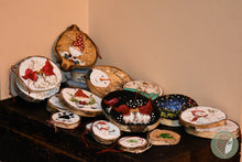 Заредете изображение във визуализатора на галерията – Дървена Рисувана Плочка Кръг S #7
