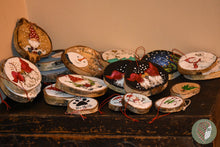 Заредете изображение във визуализатора на галерията – Дървена Рисувана Плочка Кръг S #7
