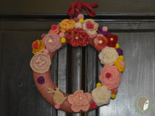 Заредете изображение във визуализатора на галерията – &quot;Розова Феерия&quot; ретени Цветя Великденски Венец L
