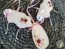 Заредете изображение във визуализатора на галерията – &quot;Овчица&quot; Великденски Герой Рококо Филц Играчка
