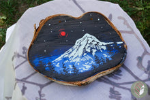 Заредете изображение във визуализатора на галерията – &quot;Снежна планина&quot; Дървена Рисувана Плочка Кръг L #17
