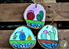 Заредете изображение във визуализатора на галерията – &quot;Кактус Червен&quot; Дървена Рисувана Плочка Кръг L #13

