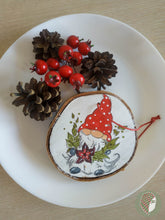 Заредете изображение във визуализатора на галерията – &quot;Джудже В Зелено&quot; Коледна Дървена Рисувана Плочка Кръг L #6
