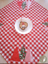 Заредете изображение във визуализатора на галерията – &quot;Седнало Джудже&quot; Коледна Дървена Рисувана Плочка Кръг L #18
