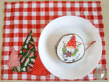 Заредете изображение във визуализатора на галерията – &quot;Джудже В Зелено&quot; Коледна Дървена Рисувана Плочка Кръг L #6
